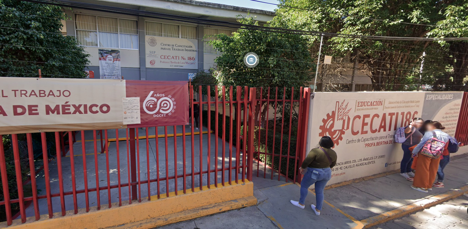 Fotografía donde se muestra la entrada del plantel conformada por una reja color rojo y una pared color blanco, sobre ella en letras grandes dice CECATI 186. 